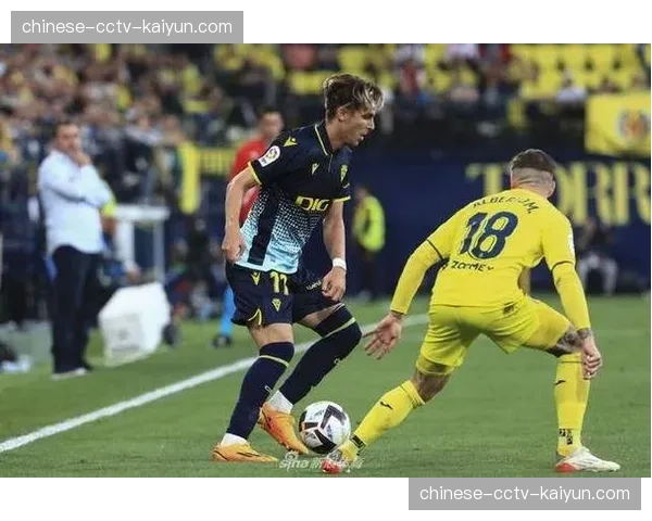 实时：瓦伦西亚vs比利亚雷亚尔，第60分钟黄潜通过一次成功的区域防守联动迅速发起反击得分